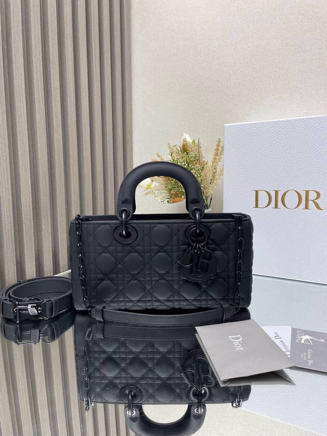 中号 Lady D-Joy 手袋 磨砂黑 这款 Lady D-Joy 手袋凸显 Lady Dior 系列的简约美学 集中体现了 Dior 对典雅和美丽的深刻洞见