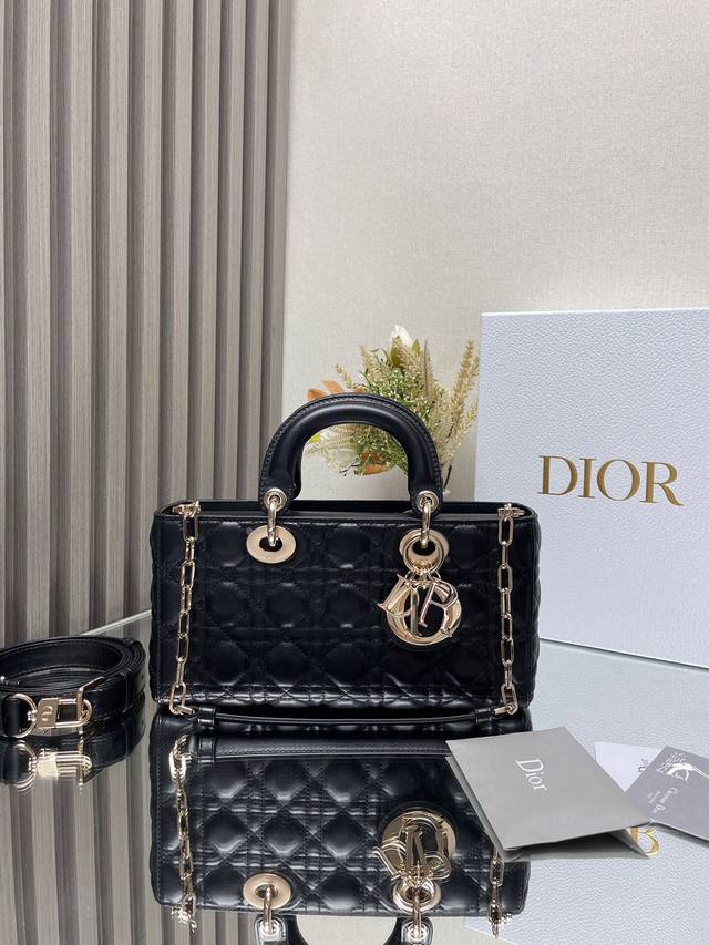 中号 Lady D-Joy 手袋 黑色小羊皮 这款 Lady D-Joy 手袋凸显 Lady Dior 系列的简约美学 集中体现了 Dior 对典雅和美丽的深刻