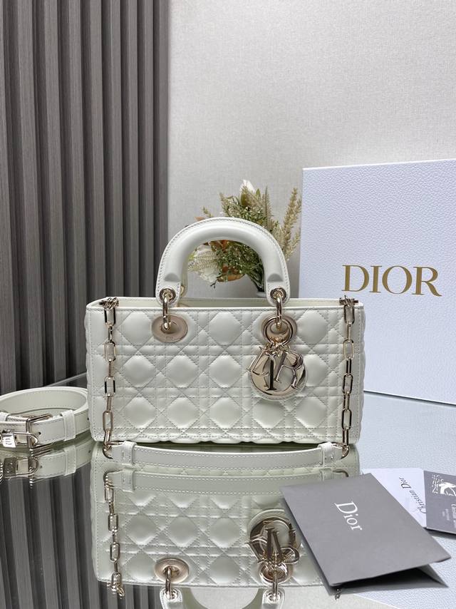 中号 Lady D-Joy 手袋 白色小羊皮 这款 Lady D-Joy 手袋凸显 Lady Dior 系列的简约美学 集中体现了 Dior 对典雅和美丽的深刻