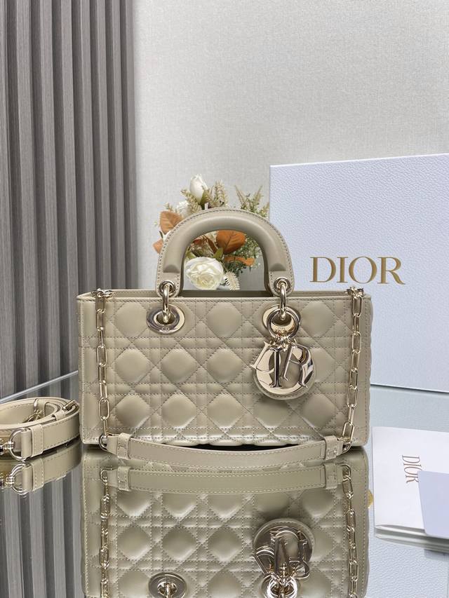 中号 Lady D-Joy 手袋 杏色小羊皮 这款 Lady D-Joy 手袋凸显 Lady Dior 系列的简约美学 集中体现了 Dior 对典雅和美丽的深刻