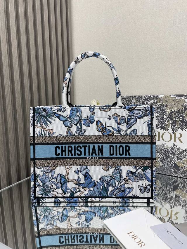 蓝蝴蝶 中号 Dior Book Tote 购物袋 这款book Tote手袋灵感来自女装创意总监玛丽亚 嘉茜娅 蔻丽 Maria Grazia Chiuri