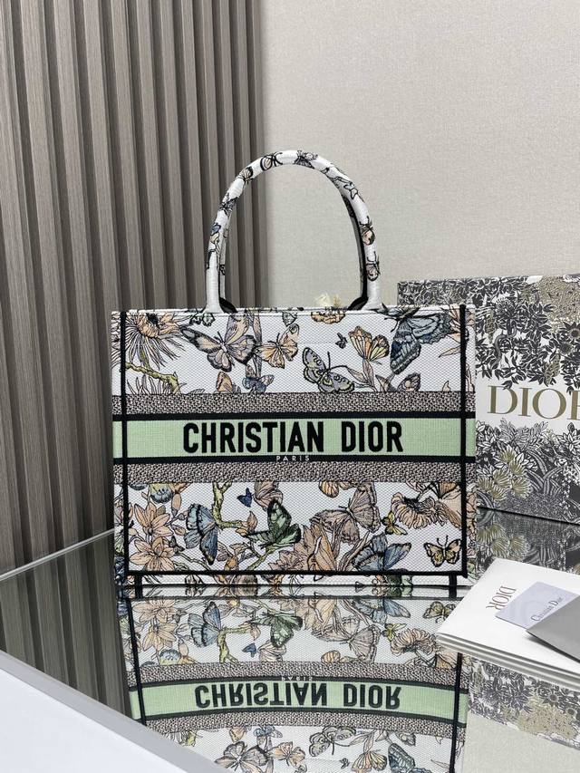 绿蝴蝶 中号 Dior Book Tote 购物袋 这款book Tote手袋灵感来自女装创意总监玛丽亚 嘉茜娅 蔻丽 Maria Grazia Chiuri