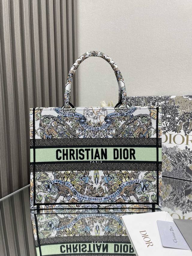 绿色花 中号 Dior Book Tote 购物袋 这款book Tote手袋灵感来自女装创意总监玛丽亚 嘉茜娅 蔻丽 Maria Grazia Chiuri