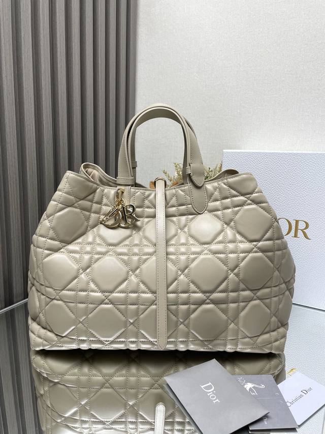 Dior Toujours手袋杏色大号这款Dior Toujours 手袋于二零二三春夏系列