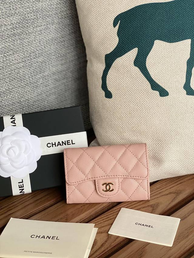 Chanel 鱼子酱 小球纹 经典系列 多个颜色 颜色 :如图所示 金色五金 新款cf小卡包到货 这款卡包比以前那款经典卡包后面多了个卡袋可以卡跟零钱分开装非常
