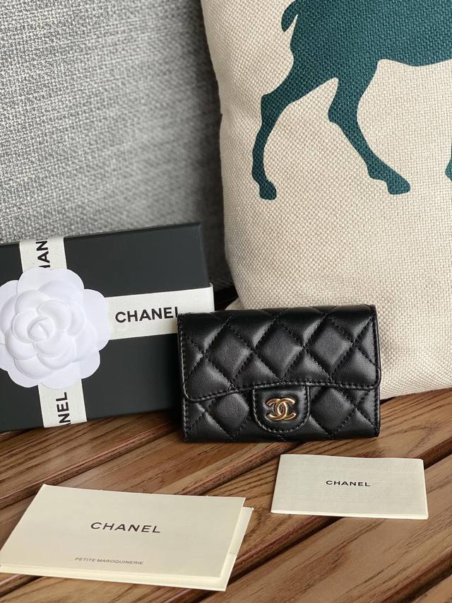 Chanel 羊皮经典系列 多个颜色 颜色 :如图所示 金色五金 新款cf小卡包到货 这款卡包比以前那款经典卡包后面多了个卡袋可以卡跟零钱分开装非常很实用的一款