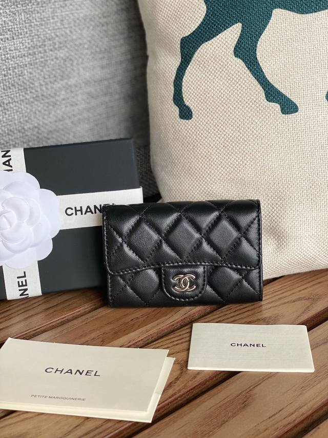 Chanel 羊皮经典系列 多个颜色 颜色 :如图所示 新款cf小卡包到货 这款卡包比以前那款经典卡包后面多了个卡袋可以卡跟零钱分开装非常很实用的一款零钱包款号