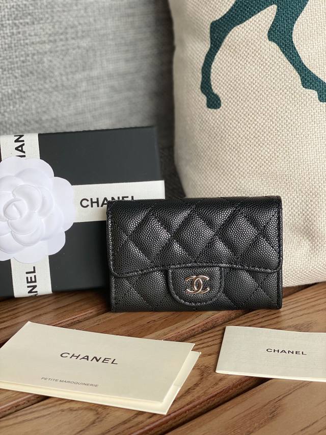 Chanel 鱼子酱 小球纹 经典系列 多个颜色 颜色 :如图所示 银色五金 新款cf小卡包到货 这款卡包比以前那款经典卡包后面多了个卡袋可以卡跟零钱分开装非常