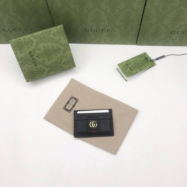 配绿盒包装 G家顶级货品 原单品质 实物实拍 于1970年代开始使用的g标识 由始于1930年代的早期g钻石菱格纹演化而来 这款卡包将标志性图案与条纹织带相结合
