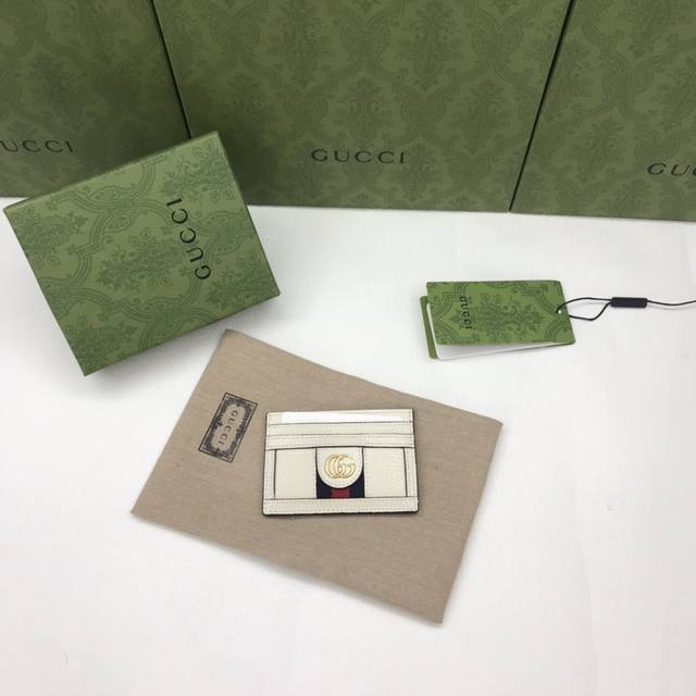 配绿盒包装 G家顶级货品 原单品质 实物实拍 于1970年代开始使用的g标识 由始于1930年代的早期g钻石菱格纹演化而来 这款卡包将标志性图案与条纹织带相结合