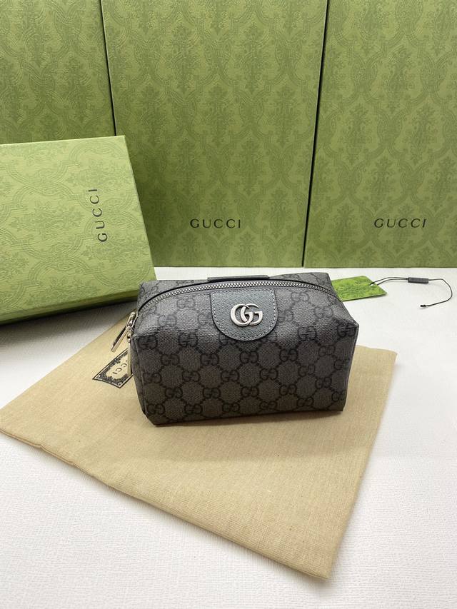G G洗漱盒 Gucci的最新旅行选择起源于20世纪 豪华行李的鼎盛时期 作为ophidia系列的一部分 洗漱盒完美地补充了同一系列的其他配件 它由灰色和黑色的