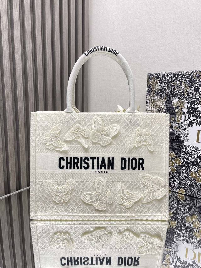 正品级 高版本 新款这款 Book Tote 手袋由 Dior 女装创意总监玛丽亚 嘉茜娅 蔻丽 Maria Grazia Chiuri 设计 是体现 Dior