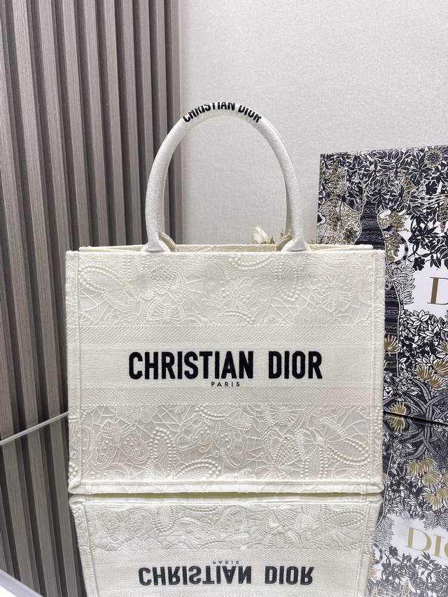 正品级 高版本 新款这款 Book Tote 手袋由 Dior 女装创意总监玛丽亚 嘉茜娅 蔻丽 Maria Grazia Chiuri 设计 是体现 Dior