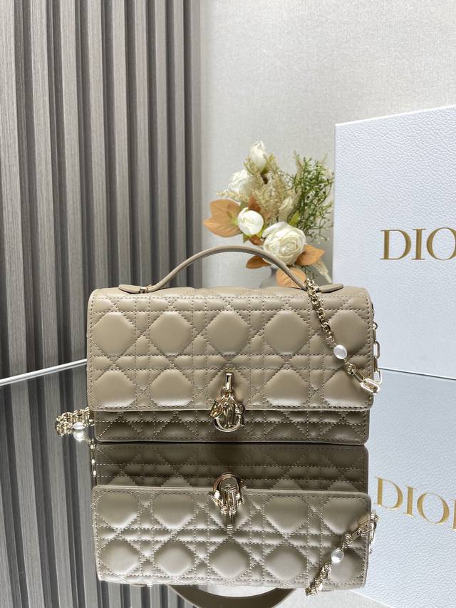 正品级 高版本 Lady Dior 珍珠手拿包 杏色羊皮 这款手拿包是本季新品顶部搭配手柄 优雅实用 令 Lady Dior 系列更加丰富 采用黑色羊皮革精心制