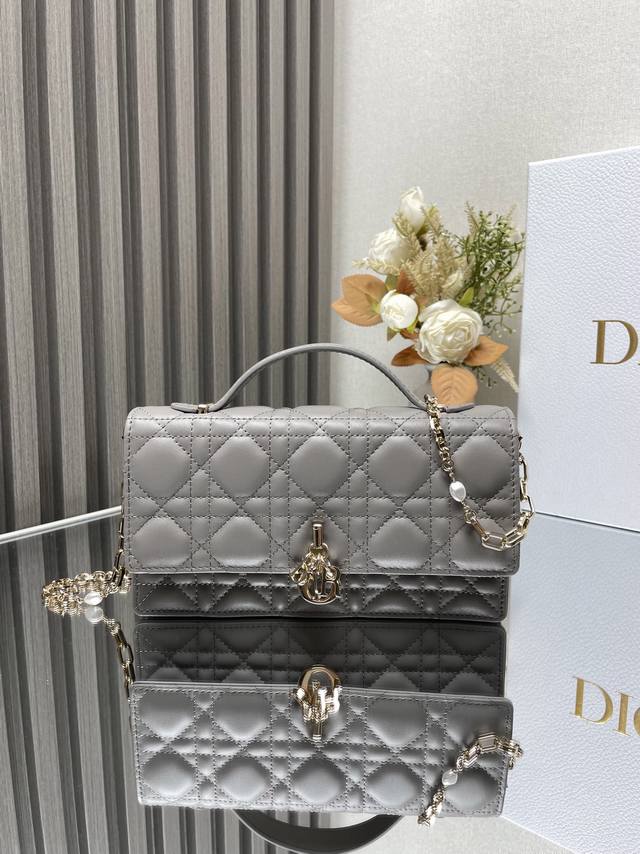 正品级 高版本 Lady Dior 珍珠手拿包 浅灰色羊皮 这款手拿包是本季新品顶部搭配手柄 优雅实用 令 Lady Dior 系列更加丰富 采用黑色羊皮革精心