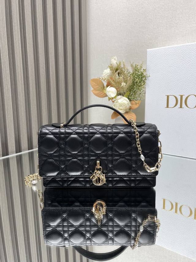 正品级 高版本 Lady Dior 珍珠手拿包 黑色羊皮 这款手拿包是本季新品顶部搭配手柄 优雅实用 令 Lady Dior 系列更加丰富 采用黑色羊皮革精心制