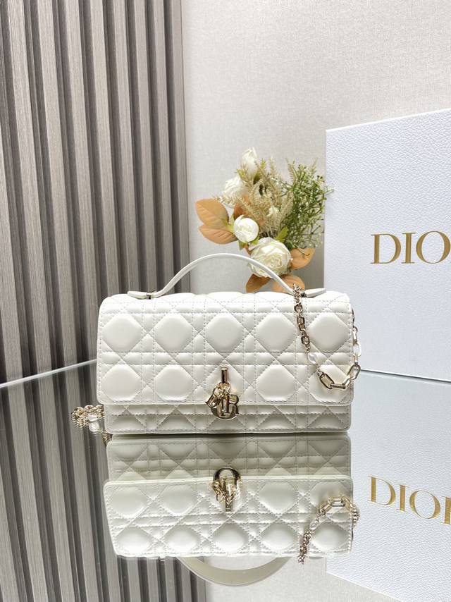 正品级 高版本 Lady Dior 珍珠手拿包 白色羊皮 这款手拿包是本季新品顶部搭配手柄 优雅实用 令 Lady Dior 系列更加丰富 采用白色羊皮革精心制