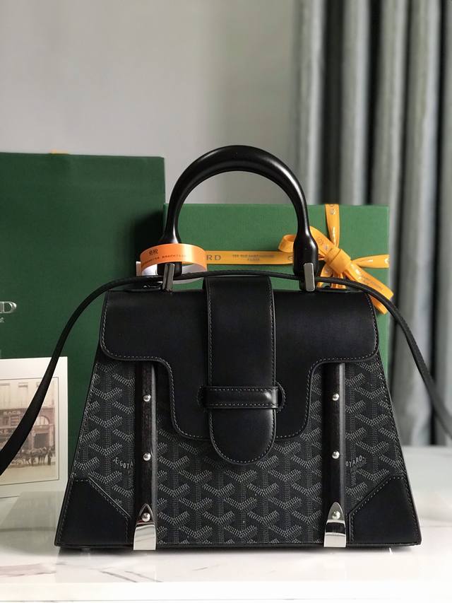 正品级 全新升级goyard Sagon Pm小号包 Sagon包是goyar之家最具代表性的经典包款之一 它以手袋的形式呈现出goyar所有旅行箱制作工艺的特