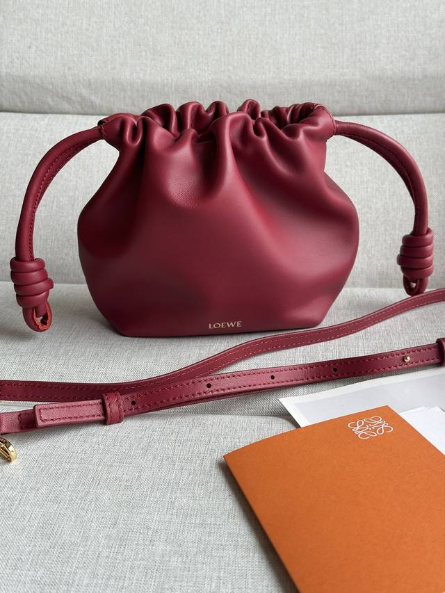 原厂皮 新品 砖紅色 型號11090 迷你纳帕羊皮革 Flamenco Purse 手拿包 十九世纪七十年代发布的 Flamenco 手拿包 采用拉绳收紧 并打