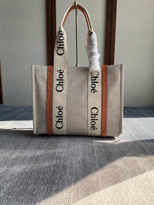正品级 原单内部价 棕色中号chloe堪称潮包制作机 就在2021年伊始 有一款默默卖翻的手提袋woody Tote Bag 在社群掀起极高讨论度 主要原因除了