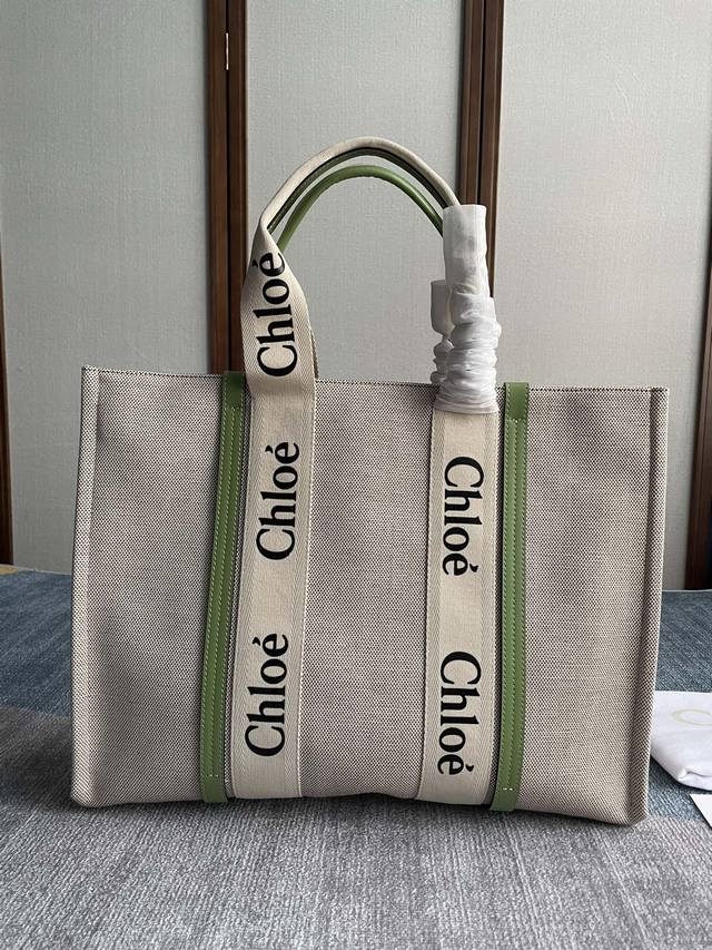 正品级 绿玉色大号 Chloe拖特包 堪称潮包制作机 就在2021年伊始 有一款默默卖翻的手提袋woody Tote Bag 在社群掀起极高讨论度 主要原因除了