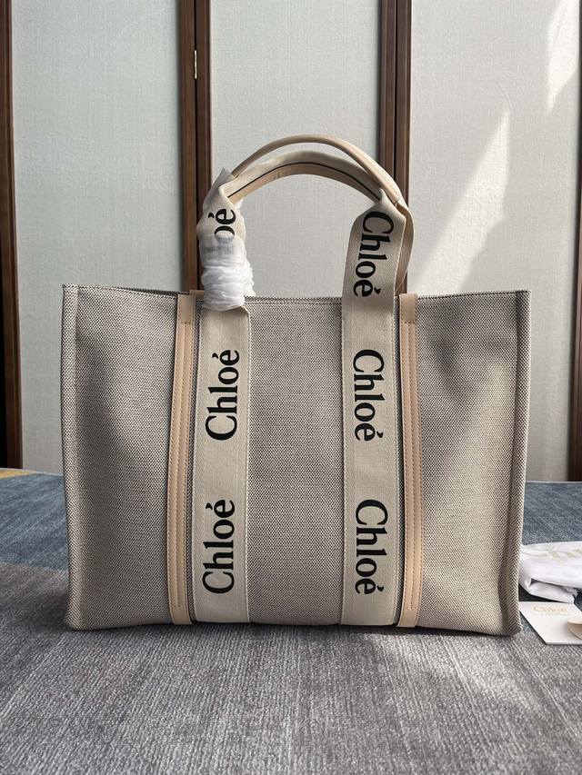 正品级 饼干粉大号 Chloe拖特包 堪称潮包制作机 就在2021年伊始 有一款默默卖翻的手提袋woody Tote Bag 在社群掀起极高讨论度 主要原因除了