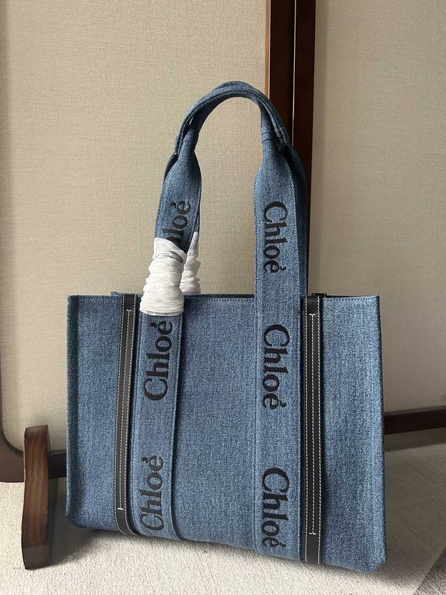 正品级 Chlo Woody Tote Bag 中号帥氣牛仔面料 平常出門時總是會需要带上琳琳種種的物件 這時带上 Medium Woody Tote Bag能