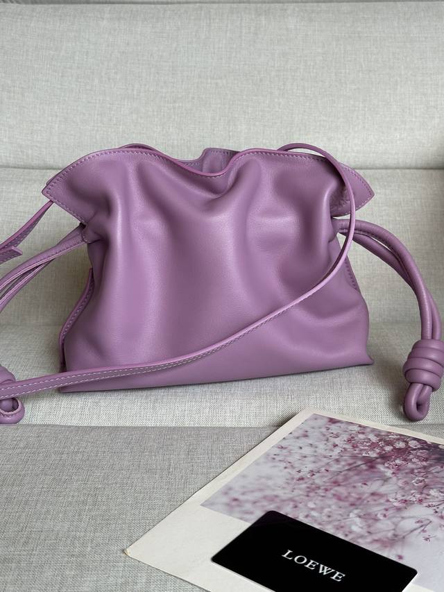 原厂皮 Mini 纯紫 Loewe迷你 11046S Flamenco 俗称绳结包 选用柔软细腻小牛皮 采用拉绳收紧 并打上标志性的盘绕结 肩背 斜挎或手拿 可