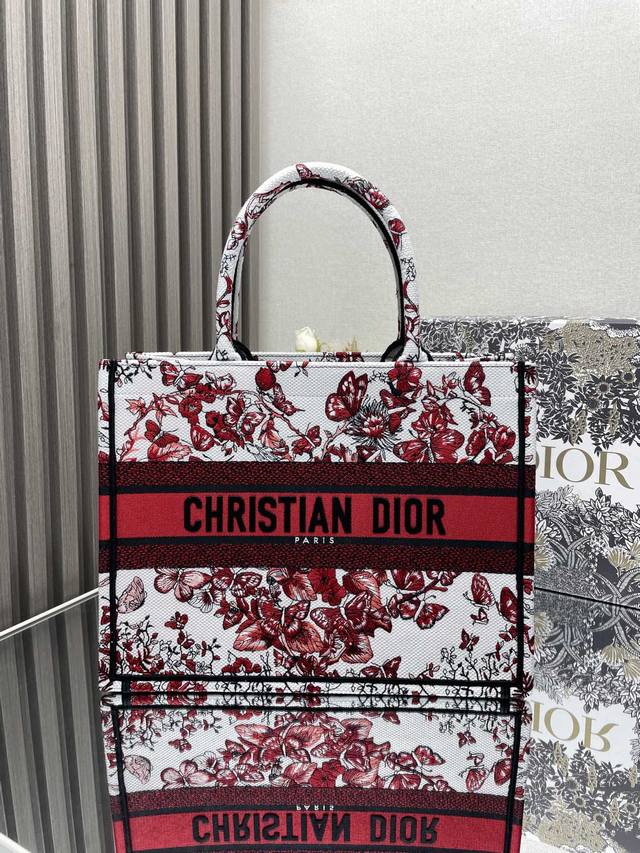 正品级 新款蝴蝶爱心 中号 Dior Book Tote 购物袋 这款book Tote手袋灵感来自女装创意总监玛丽亚 嘉茜娅 蔻丽 Maria Grazia