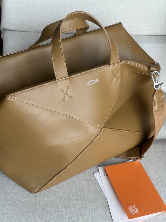 原厂皮 型号0019可折叠旅行包 配套配色宽织带 Loewe Puzzle Fold Duffle 尺寸59-25.5-25 结合瞩目的美学风格和使用设计灵活多