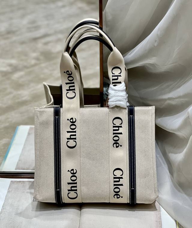 正品级 中号深蓝 手提包 Chloe新品 Woody Tote Bag 在社群掀起极高讨论度的帆布包 主要原因除了款式美之外 更应容量能装 超高cp值等等优点