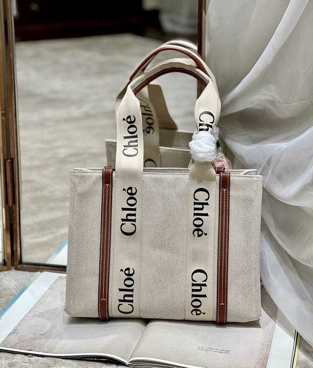正品级 中号棕色 手提包 Chloe新品 Woody Tote Bag 在社群掀起极高讨论度的帆布包 主要原因除了款式美之外 更应容量能装 超高cp值等等优点
