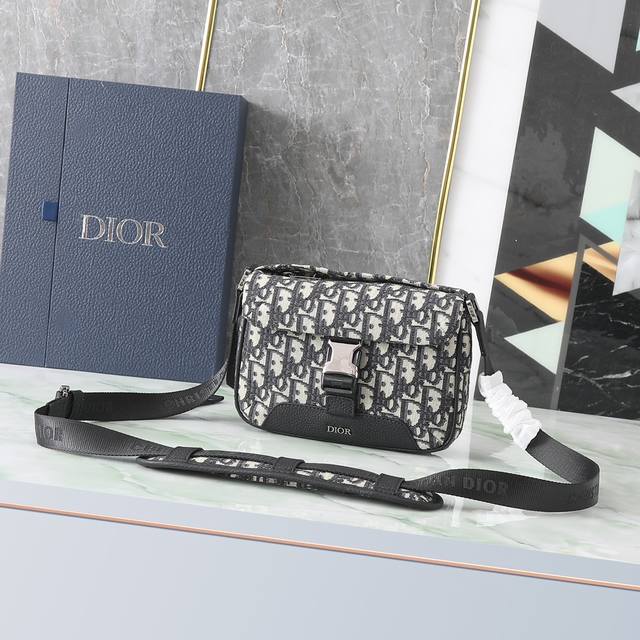 这款 Dior Explorer 手袋从经久不衰的信使包经典标识汲取灵感 重新演绎高订风格版本 采用标志性的米色和黑色 Oblique 印花提花面料精心制作 侧