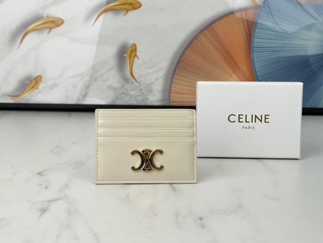 塞林celine新款压花标志卡包 头层牛皮制作 两个卡位 一个中间插袋 款号:10L833尺寸:10.5 X 7Cm