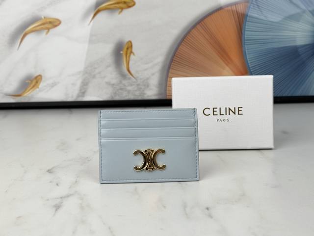 塞林celine新款压花标志卡包 头层牛皮制作 两个卡位 一个中间插袋 款号:10L833尺寸:10.5 X 7Cm