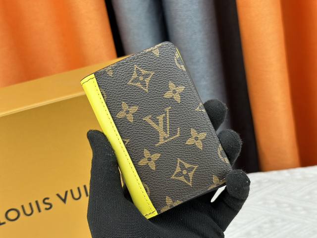 钱包 原版 实物拍摄 自家背景 M82955黄 尺寸 7.5X11.0X1.0优雅的monogram Macassar帆布打造 配搭极柔软的皮革衬里 这款口袋钱