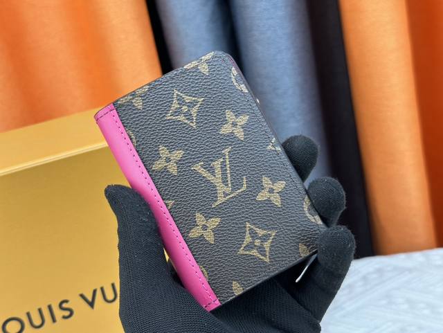 钱包 原版 实物拍摄 自家背景 M82955玫 尺寸 7.5X11.0X1.0优雅的monogram Macassar帆布打造 配搭极柔软的皮革衬里 这款口袋钱