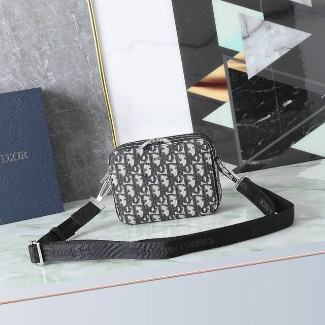 内置感应芯片 专柜正品有售 顶级原单质量 Dior迪奥男士oblique 图案手拿包 斜挎包 配专柜正品盒子 型号 2Obbc119Yse 杏布提花 正面金属覆