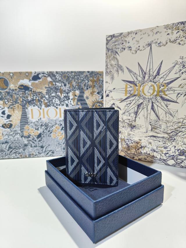 Dior男士新款双折卡夹 采用oblique 印花放入口袋 型号2Esch138 尺寸8.2X11.2 请认准629工厂面料和蓝色牛皮革精心制作 彰显dior的
