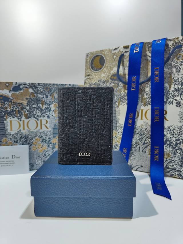 Dior男士新款双折卡夹 采用oblique 印花放入口袋 型号2Esch138 尺寸8.2X11.2 请认准629工厂面料和黑色牛皮革精心制作 彰显dior的