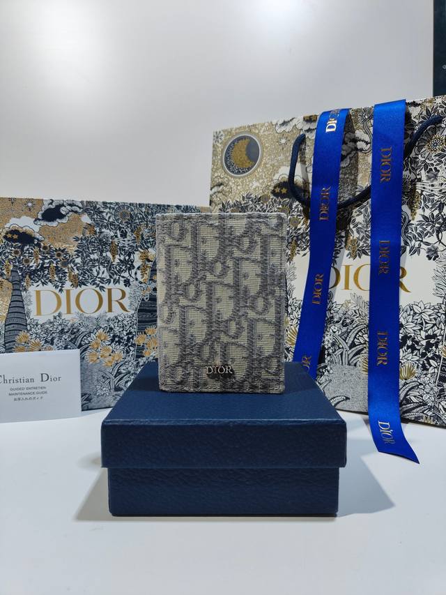 Dior男士新款双折卡夹 采用oblique 印花放入口袋 型号2Esch138 尺寸8.2X11.2 请认准629工厂面料和灰色牛皮革精心制作 彰显dior的