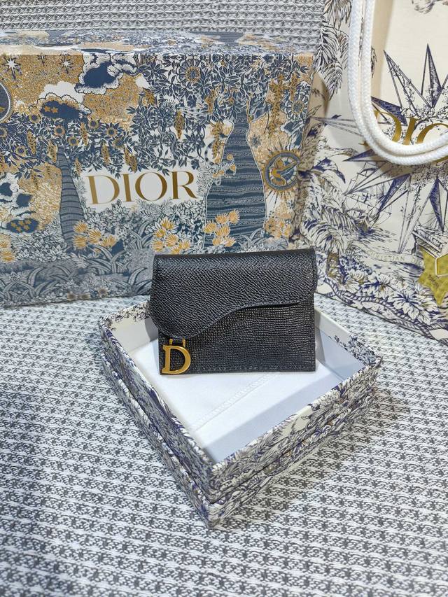 D家新款马鞍荔枝纹 小牛皮 小卡包出货 这款卡包三个卡槽后面有个零钱袋 复古经典的 荔枝纹小牛皮 原单品质 Dior New Model Card Bags 搭