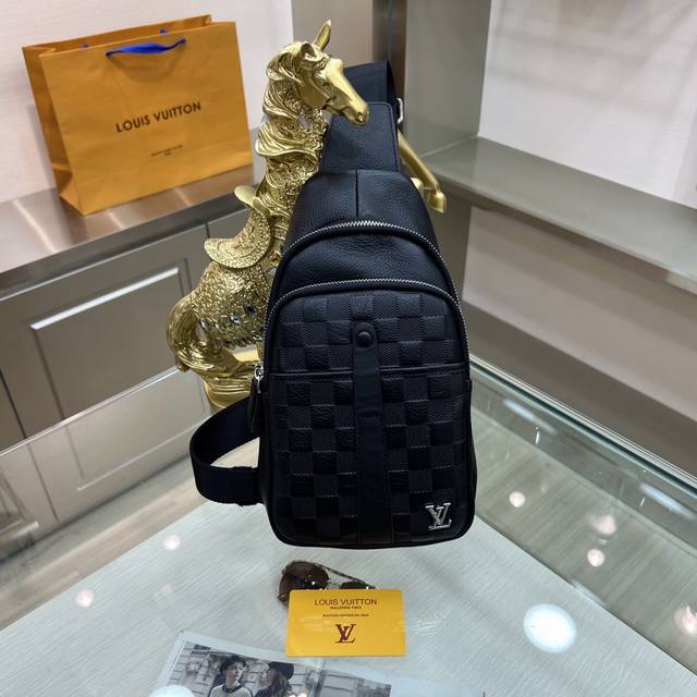 新品 Louis Vuitton 路易威登7735-6 最新胸包 不但包型做得好 而且品质也非常精细 采用进口牛皮压花制作 五金配套 款式简单大方16-6-28