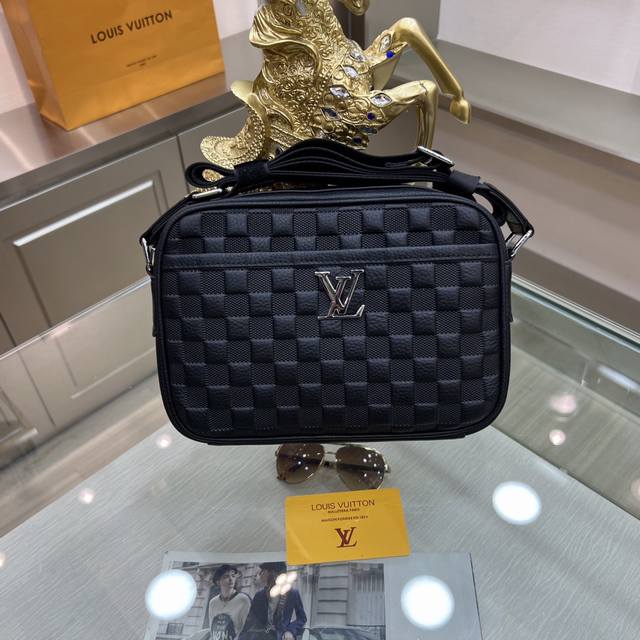 新品 Louis Vuitton 路易威登 最新单肩包 不但包型做得好 而且品质也非常精细 采用进口牛皮压经典格子纹 五金配套 款式简单大方 型号 : 7741
