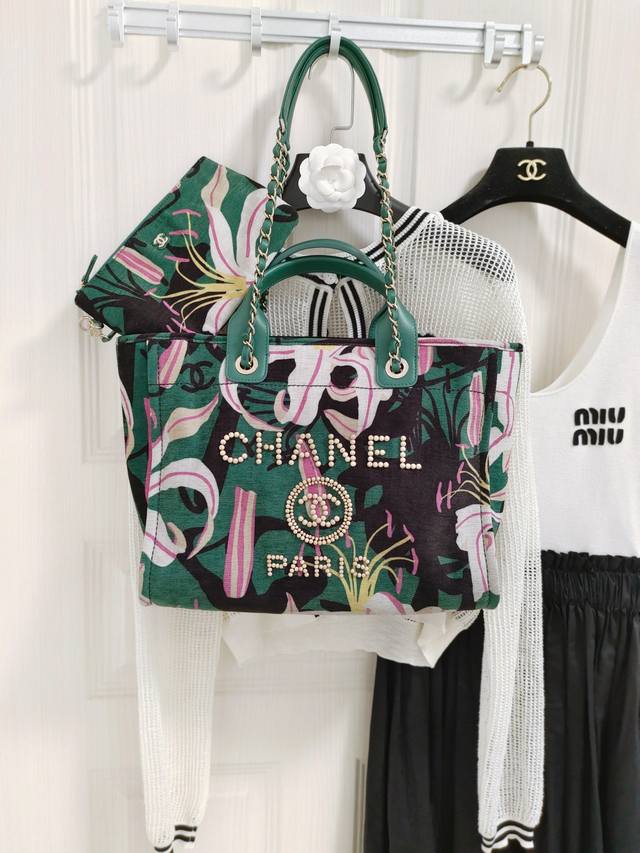 Chanel 23A 高级手工坊 绿印花沙滩包 印花丝绒木质珍珠logo 别有一帆度假风 两个尺寸:大号38Cm-中号34Cm