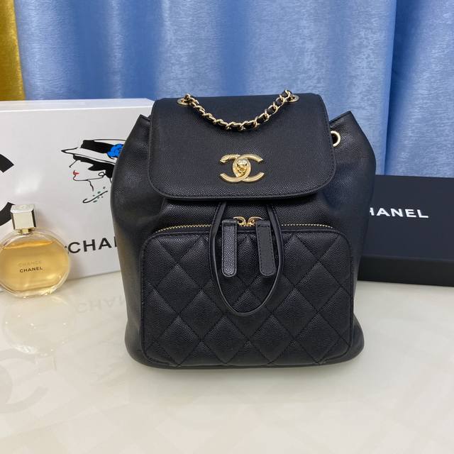 Chanel 17春夏系列93748 黑色球纹 雙肩背包 Zp29900港幣 比以往基本款背包定價高出很多 屬於背包中的豪華版設計 浅金全網唯一最高版本 帶有蓋