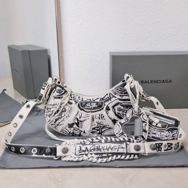 小号 白色涂鸦 Balenciag Le Cagole半月牙腋下包斜挎包 致敬经典机车包系列重磅新款王炸登场la 在传统的机车包上做了改良 可调节编织肩带附加孔