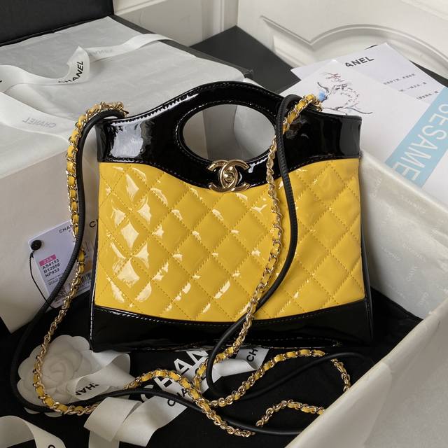 31Bag 2023高级手工坊秀场重磅回归 Mini版chanel 31Bag As4133漆皮 太乖可爱了 爱不释手 时尚时髦 落落大方 必备单品 特别推荐