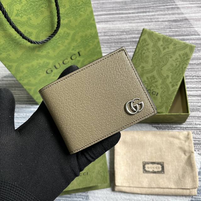 配全套专柜绿色包装 Gg Marmont系列皮革双折钱包 Gucci持续更新配色 添加更精致的色调 在全新配色与组合中 品牌运用现代视角 重新诠释经典gg Ma