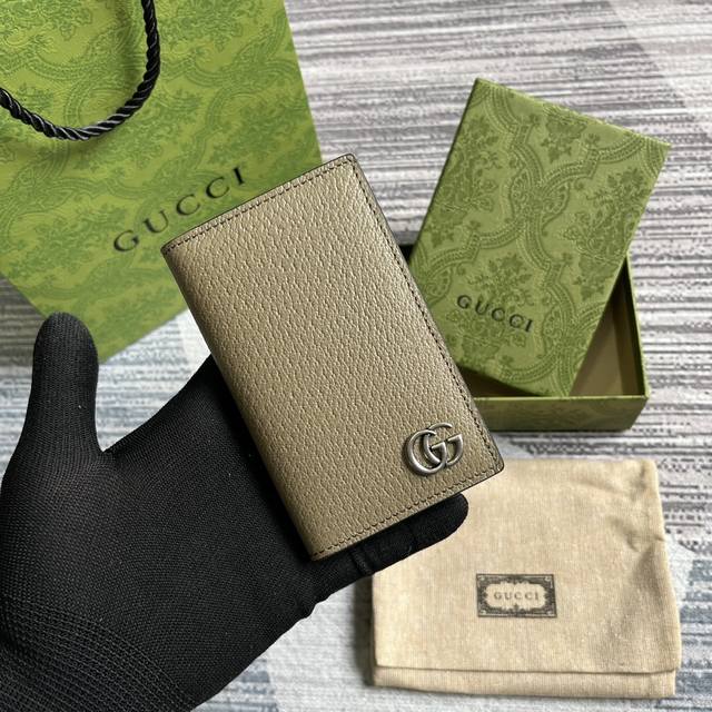 配专柜绿色全套包装 Gucci持续更新配色 添加更精致的色调 在全新配色与组合中 品牌运用现代视角 重新诠释经典gg Marmont系列 这款卡片夹采用雅致灰褐